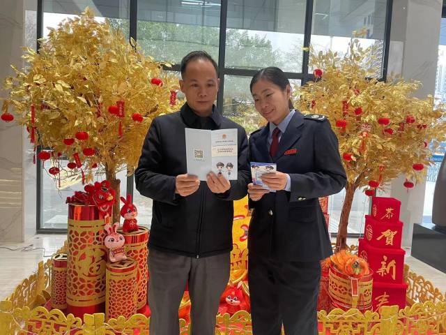 英德市税务局开展“送政策 迎新春”企业走访活动